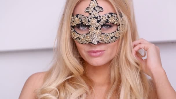 Femme blonde au masque de carnaval — Video