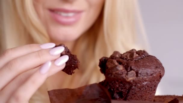 Женщина с кусочком шоколадного кекса — стоковое видео