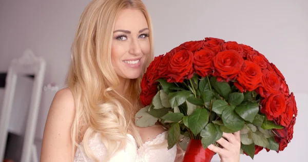 Femme sexy tenant un bouquet de roses — Photo