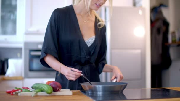 Красивая блондинка готовит ужин. — стоковое видео