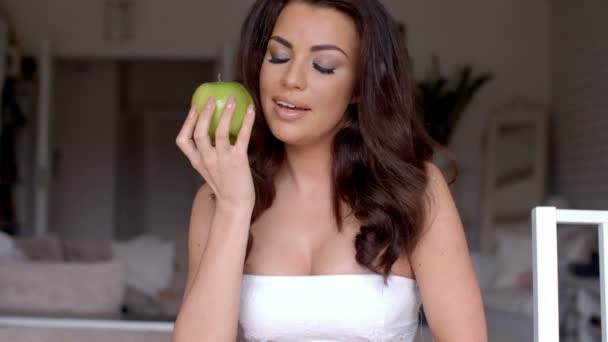 Mujer joven seductora con manzana — Vídeos de Stock