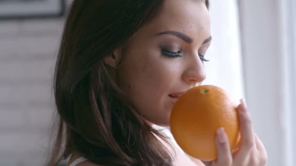 Mulher sedutora segurando laranja — Vídeo de Stock