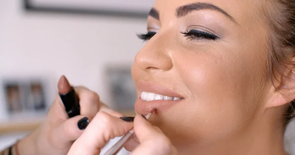 Makeup Artist Applying Lipstick — Stock Photo, Image