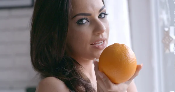 Mulher segurando laranja fresca — Fotografia de Stock