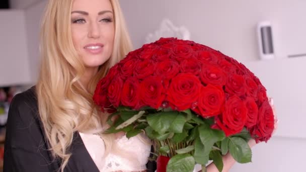 Frau mit frischem roten Rosenstrauß — Stockvideo