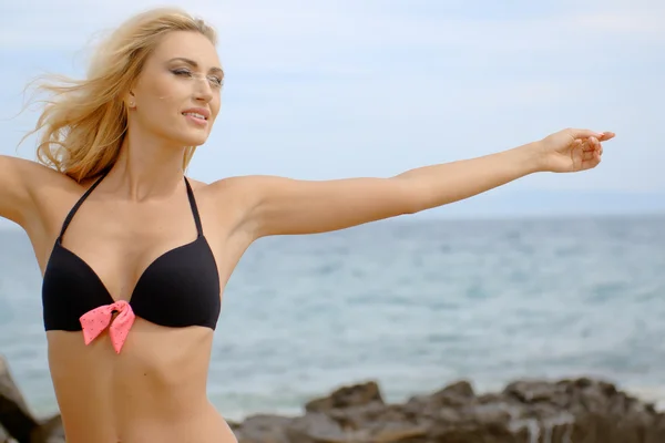 Mujer con bikini y brazos abiertos en la playa — Foto de Stock