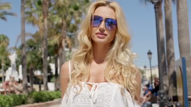 Mujer rubia con gafas de sol — Vídeo de stock