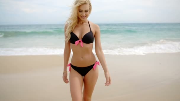 Donna bionda in bikini sulla spiaggia — Video Stock