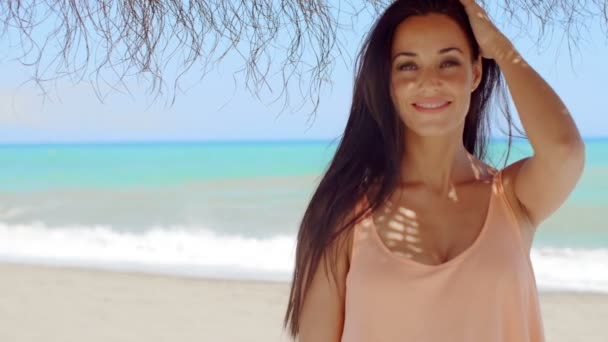 Damen på stranden paraplyställ — Stockvideo