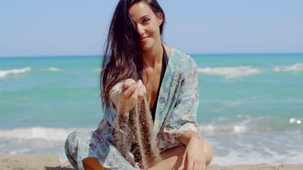 Прекрасная леди сидит на пляже — стоковое видео