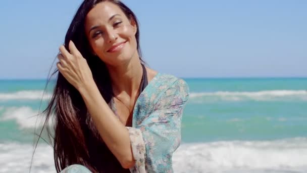 Ευτυχισμένη γυναίκα στην παραλία — Αρχείο Βίντεο