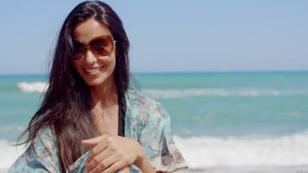 Sonriente chica bonita en la playa — Vídeos de Stock