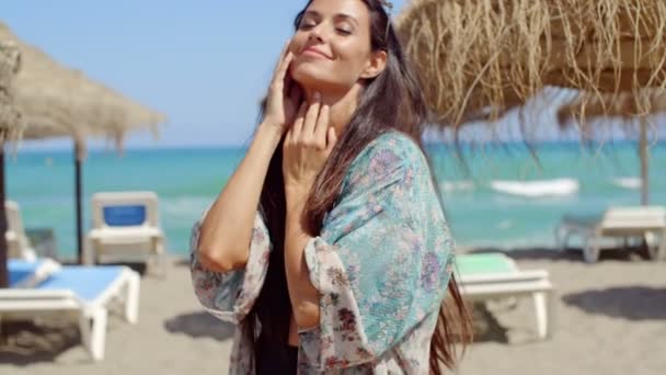 Dama sonriente en la playa — Vídeo de stock