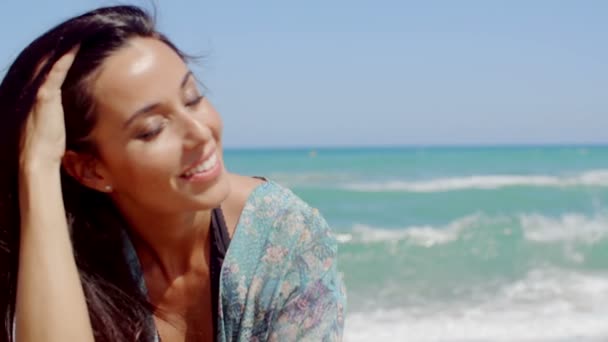 Mulher sensual na praia — Vídeo de Stock