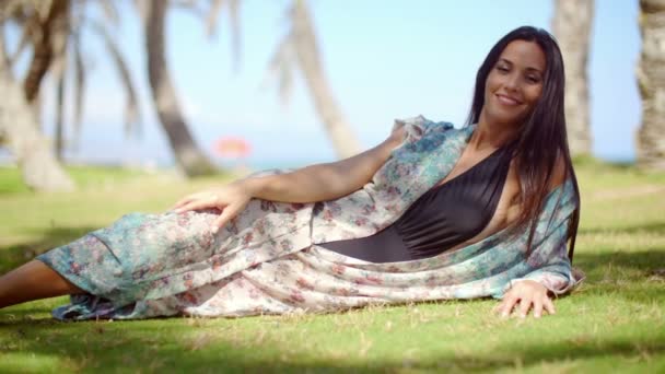 Dame en robe de plage relaxant — Video