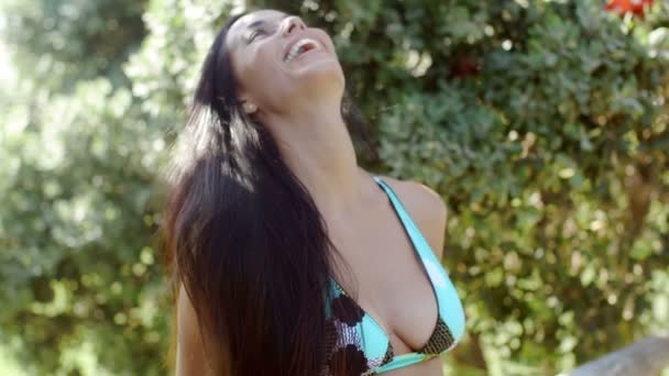 Bikini sütyen neşeli kadın — Stok video