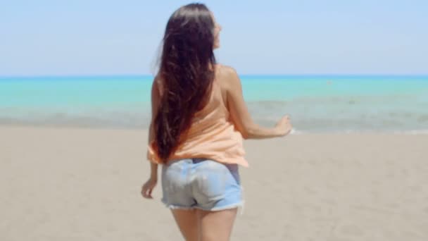 Gelukkige vrouw op het strand — Stockvideo