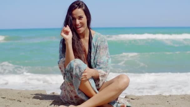 Felice ragazza seduta sulla spiaggia — Video Stock