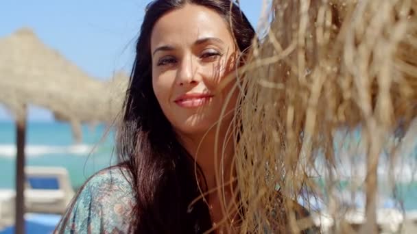 ビーチ パラソルのきれいな女性 — ストック動画