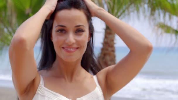 Χαμογελαστή γυναίκα σε τροπική παραλία — Αρχείο Βίντεο