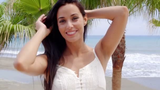 Vrouw op tropisch strand — Stockvideo