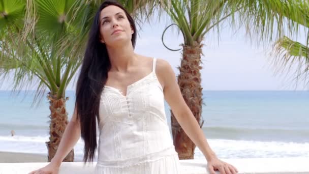 Kvinna på tropical beach — Stockvideo