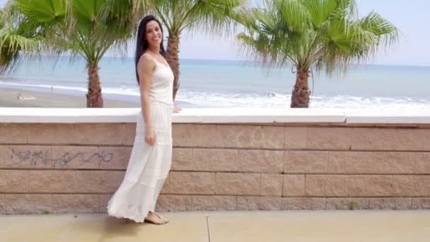 Kobieta w białej sukience — Wideo stockowe