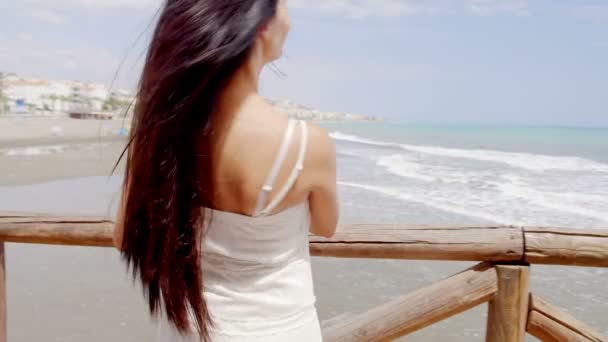 Счастливая леди на пляже — стоковое видео