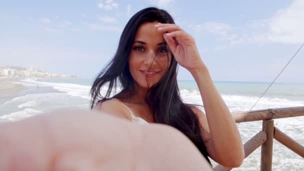 Mujer joven y bonita en la playa — Vídeo de stock