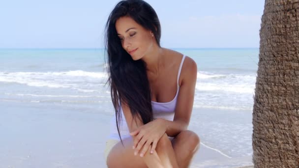Mujer bonita en la playa — Vídeo de stock