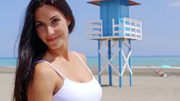 Brunett kvinna på strand — Stockvideo