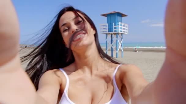 Gülümseyen kadın kendi kendine portre çekici — Stok video