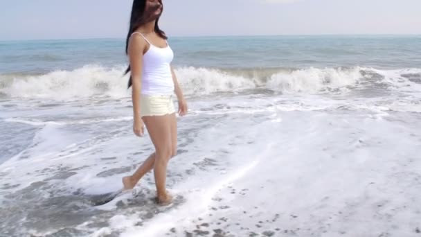 Žena chůze podél pobřeží — Stock video