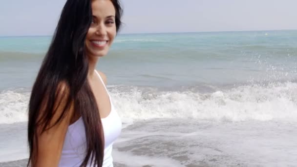 Morena mujer en la playa — Vídeo de stock