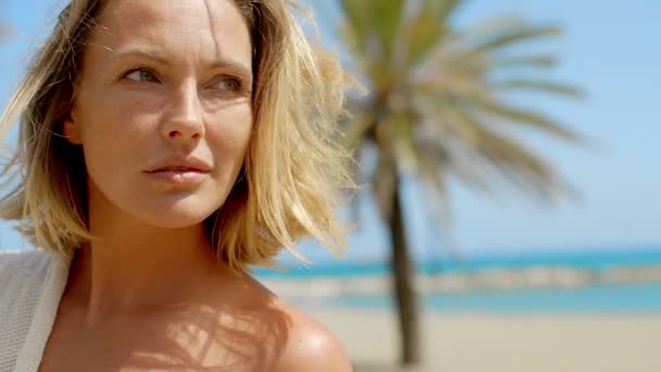 Женщина с волосами на пляже — стоковое видео