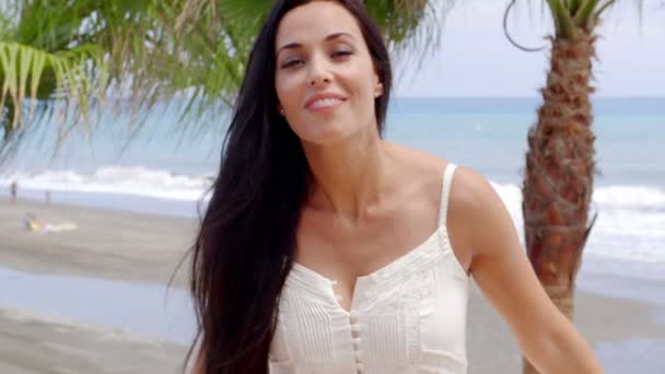 Χαμογελαστή γυναίκα σε τροπική παραλία — Αρχείο Βίντεο