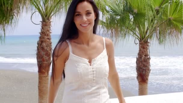 Γυναίκα με λευκό φόρεμα — Αρχείο Βίντεο