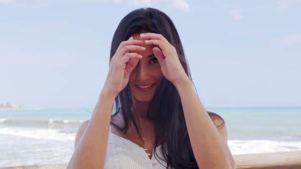 Senhora encostada contra o corrimão da praia — Vídeo de Stock