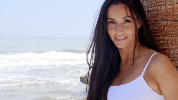 Жінка біля пляжу Пізанської — стокове відео