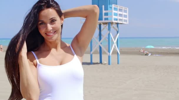 Brunetka kobiety na plaży — Wideo stockowe