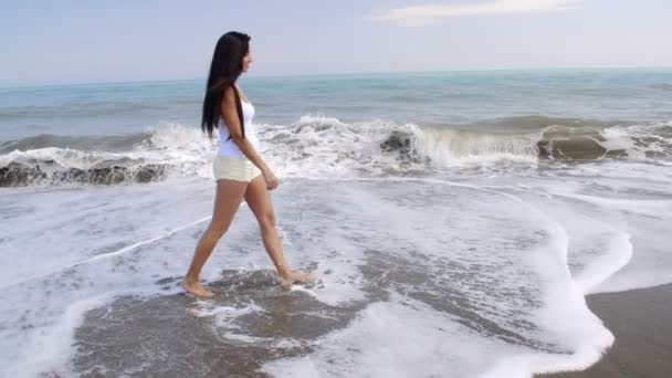 Femme marchant le long du rivage — Video