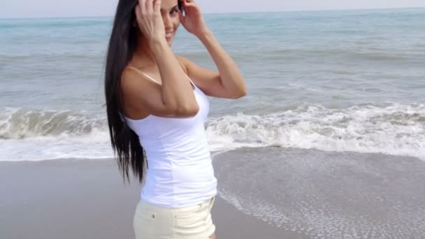 Donna che cammina sulla spiaggia — Video Stock