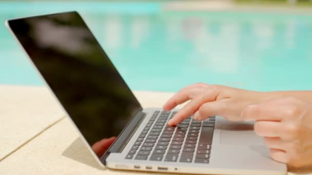 Frau benutzt Laptop im Freien — Stockvideo
