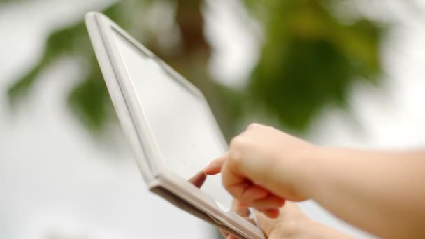 Vrouw handen met behulp van Tablet PC — Stockvideo