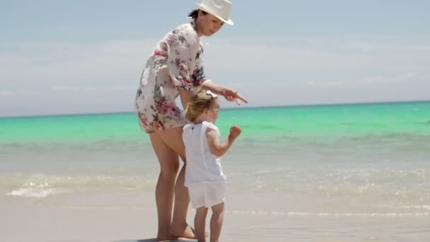 Mamá y su hija disfrutando en la playa — Vídeos de Stock