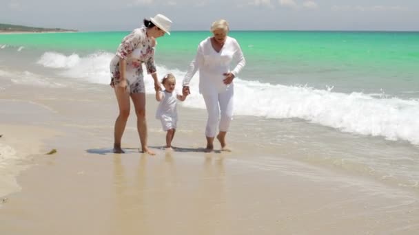 Grand-mère mère et petite fille marchant — Video