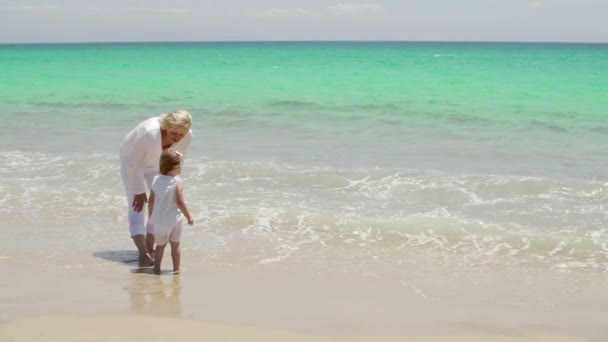 Abuela y nieta en la playa — Vídeos de Stock