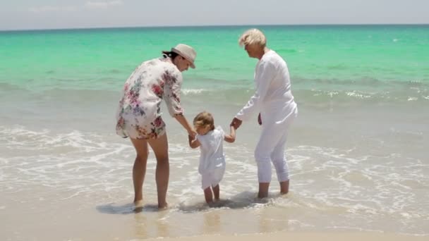 Mormor och mamma håller liten flicka — Stockvideo