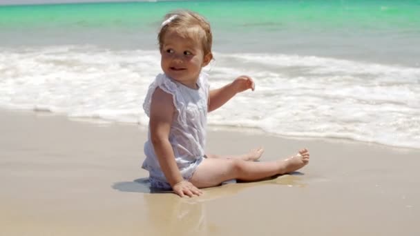 Bonito bebê menina na praia — Vídeo de Stock