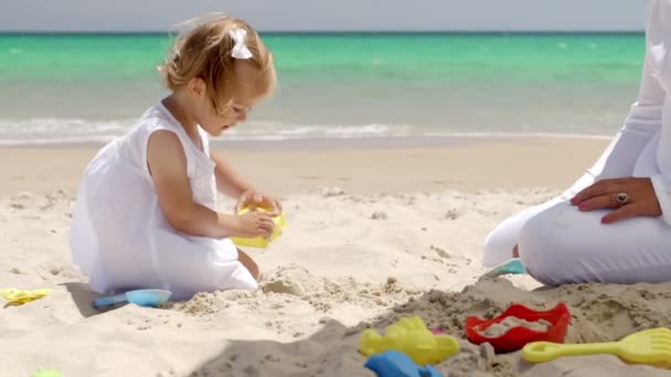 Chica pagando en la playa de arena — Vídeos de Stock